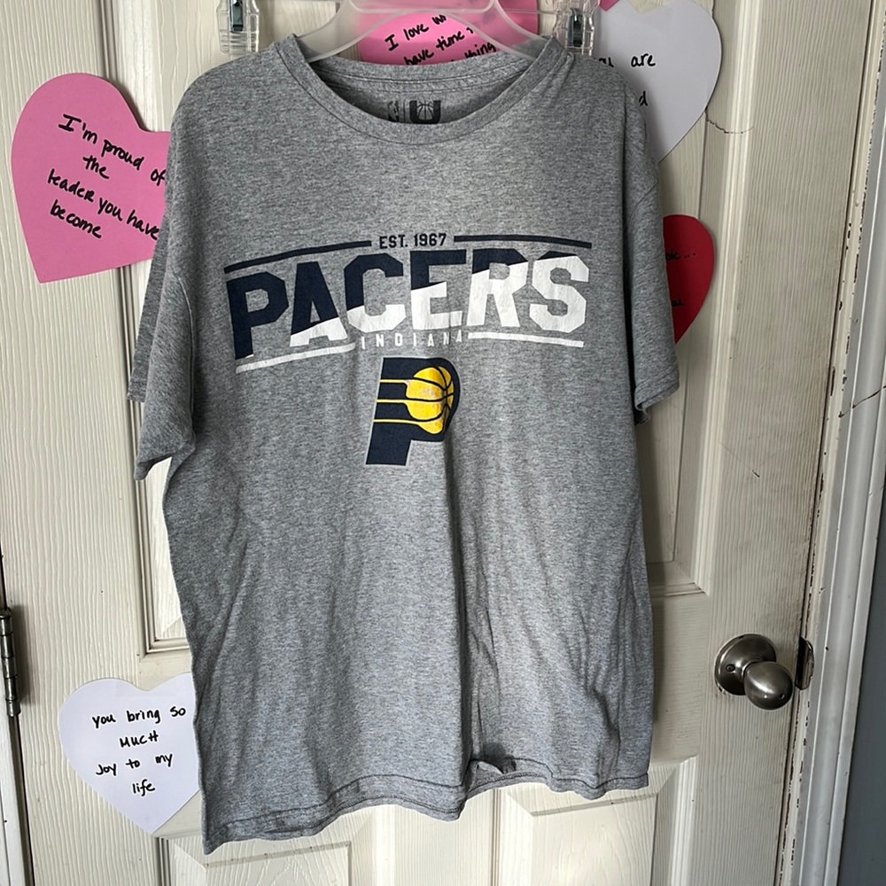 Mens Indiana Pacers SS tshirt. Size medium